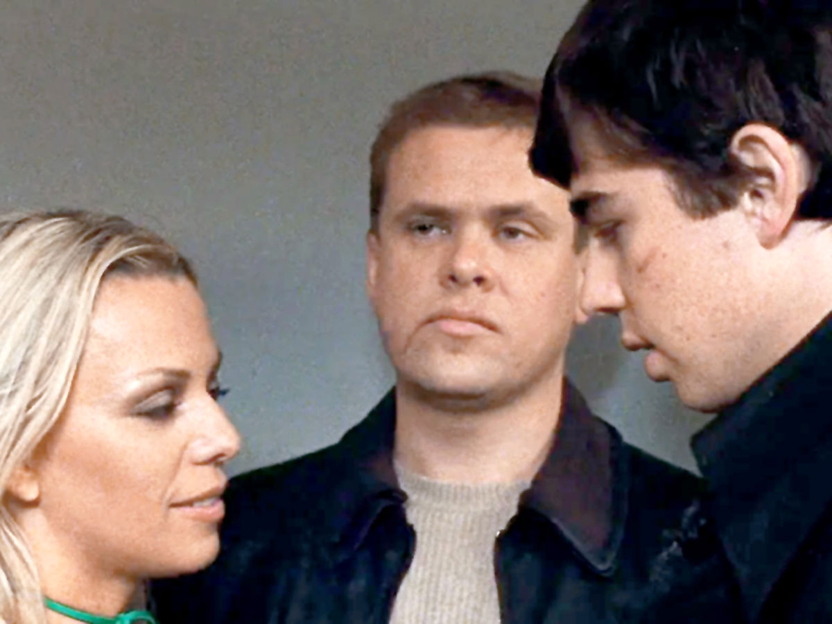 Карамнов (в центре) с Ириной Салтыковой и Сергеем Бодровым в «Брате-2»