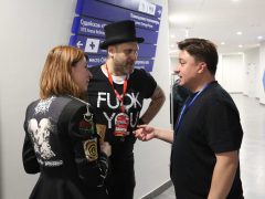 Ведущие премии Александр Бон и Таня Борисова с актером Максимом Лагашкиным