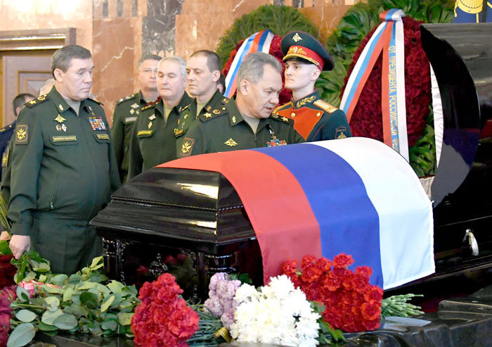 Министр обороны Сергей Шойгу прощается с товарищем по оружию