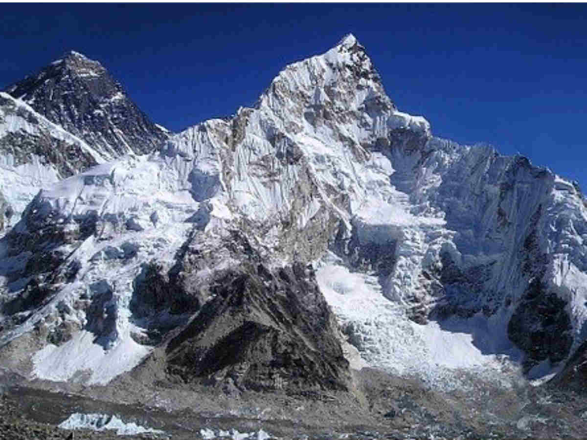 53 -летний альпинист выжил после падения с высоты 180 метров