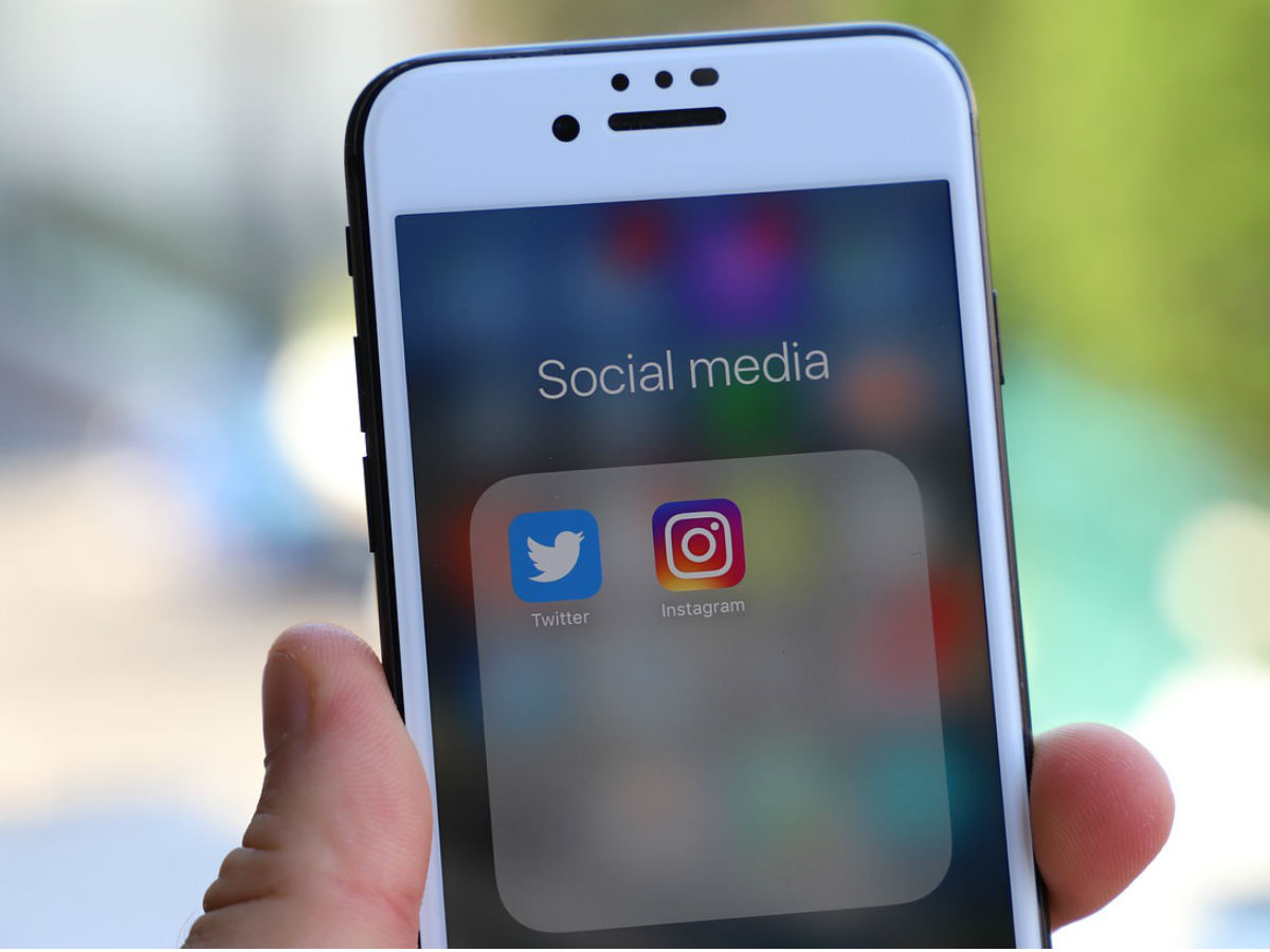 фейсбук** и Twitter удаляют аккаунты за вмешательство в выборы в США