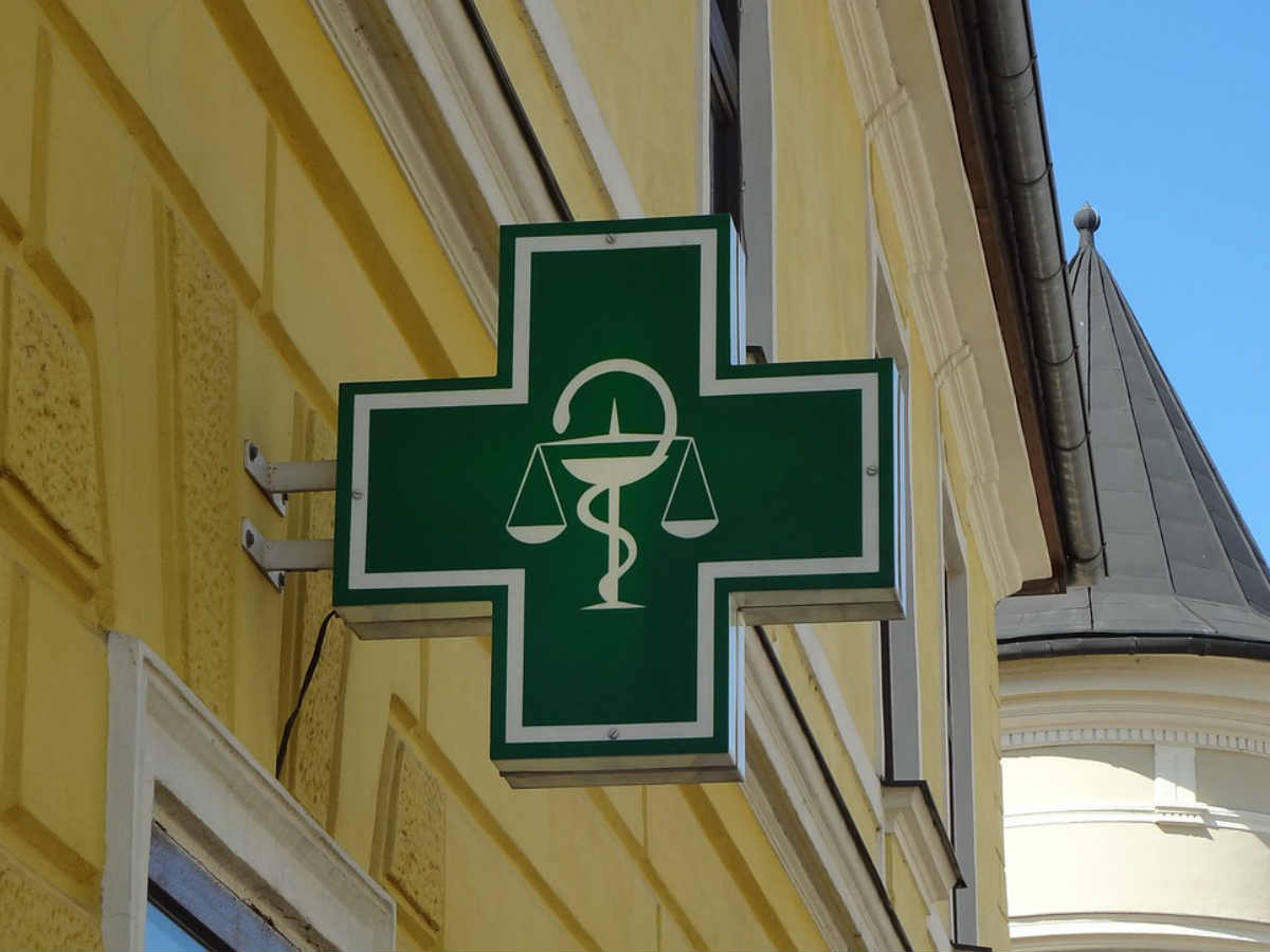 Видео: недовольная клиентка разгромила аптеку в Иркутске
