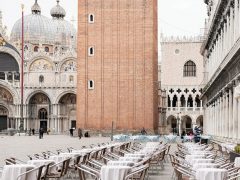 И называет 2020 потерянным годом. Свой специальный репортаж они проиллюстрировали пустынными пейзажами городов, обычно переполненных туристами. На данной обложке – Венеция.