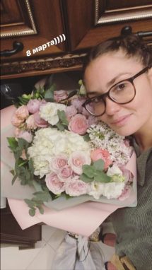 Агата Муцениеце получила букет цветов