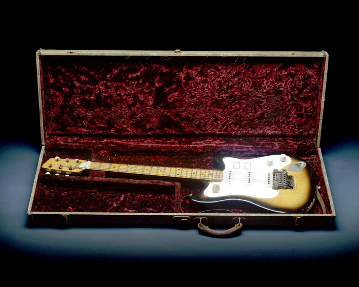 Гитара Джона Леннона и Джорджа Харрисона была продана на днях с аукциона Antiques Roadshow за 400 тыс. ф. ст.