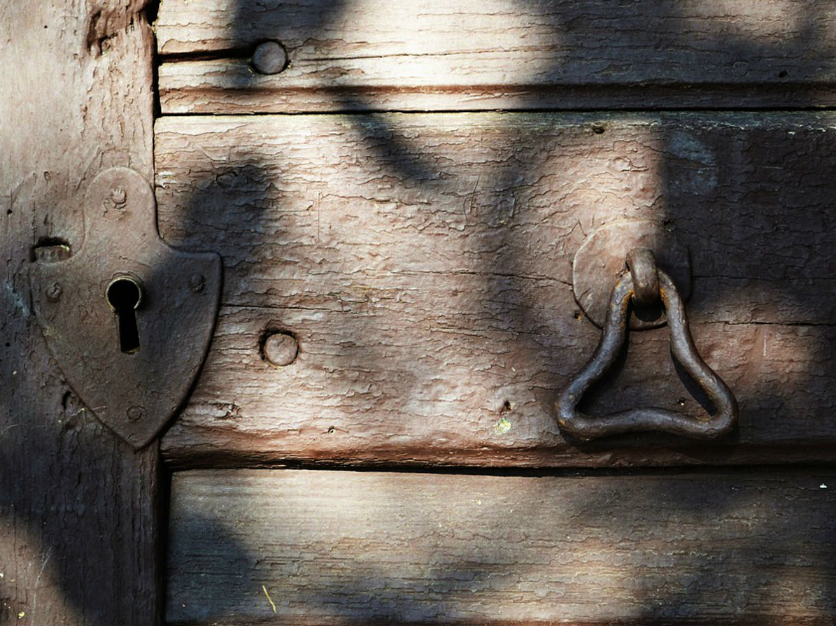 Бизнесмена  держали в погребе