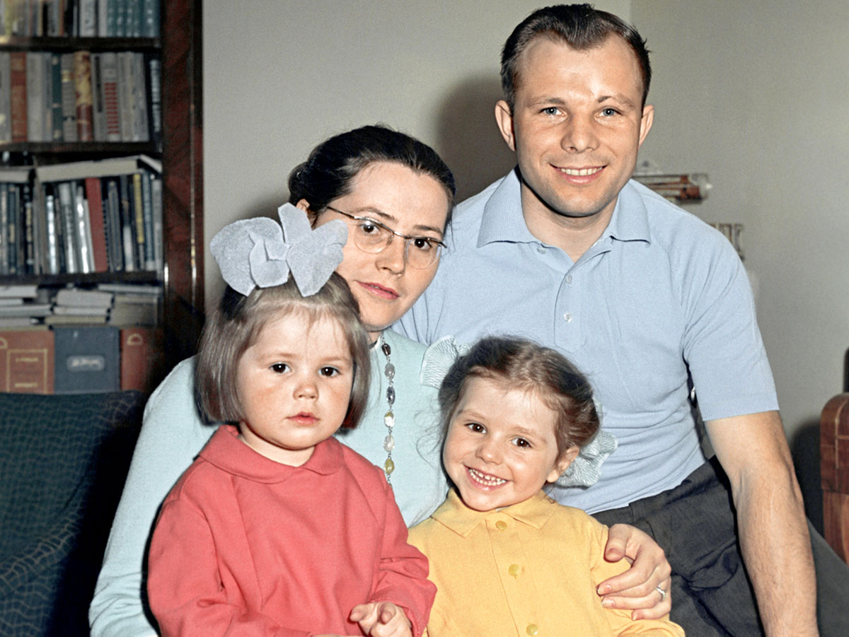 Юрий Алексеевич и Валентина Ивановна с дочками Леной и Галей