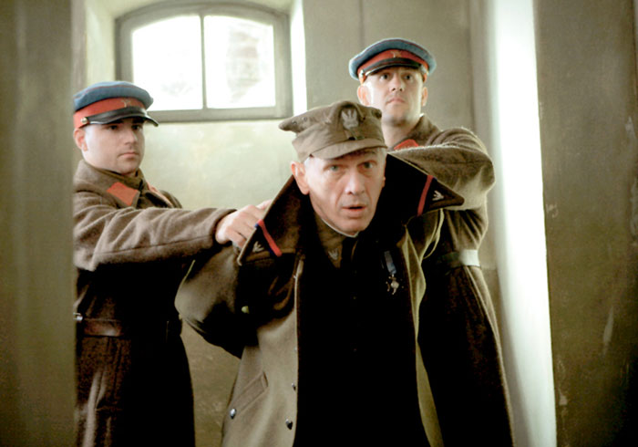 Варшава использует тему Катыни для поддержки в обществе русофобии. Там снимают фильмы о расстреле польских офицеров сотрудниками НКВД, требуют от России покаяния и материальной компенсации