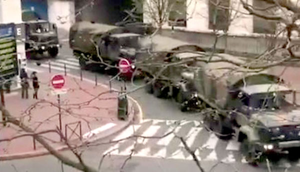 Чтобы пресечь передвижение людейпо улицам, в Парижстянуты военные