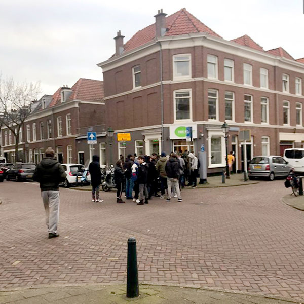 В Нидерландах выстроились очереди за марихуаной. Жители торопятся купить побольше каннабиса, поскольку магазины закрываются из-за карантина