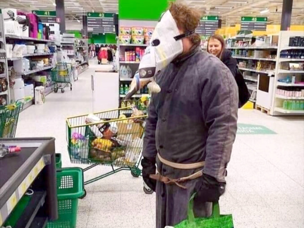 Масок в европейских аптеках давно нет, и их делают из подручных средств