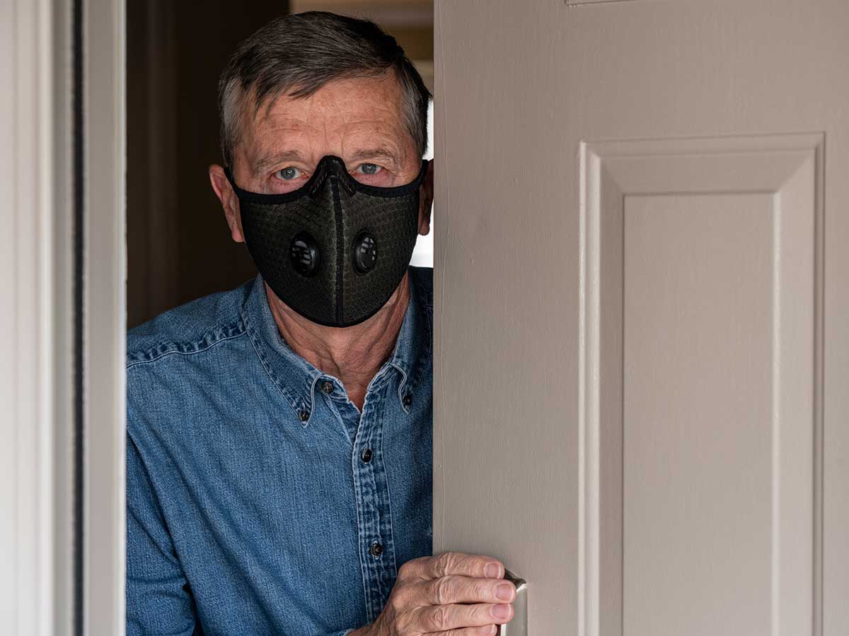 Врач-инфекционист рассказал, чем заменить медицинские маски и зачем носить очки во время эпидемии