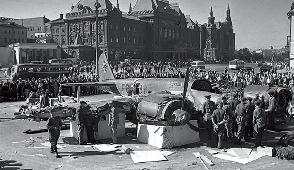 Сбитый немецкий самолет Ю-88 на площади Революции (1942 г.)
