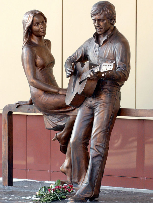 Памятник Владимиру Высоцкому и Марине Влади установили в Екатеринбурге в 2006 году