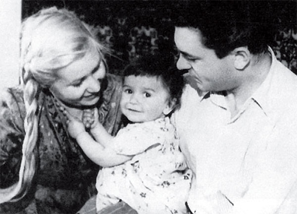 Макарова и Бондарчук с обожаемой дочкой Наташей