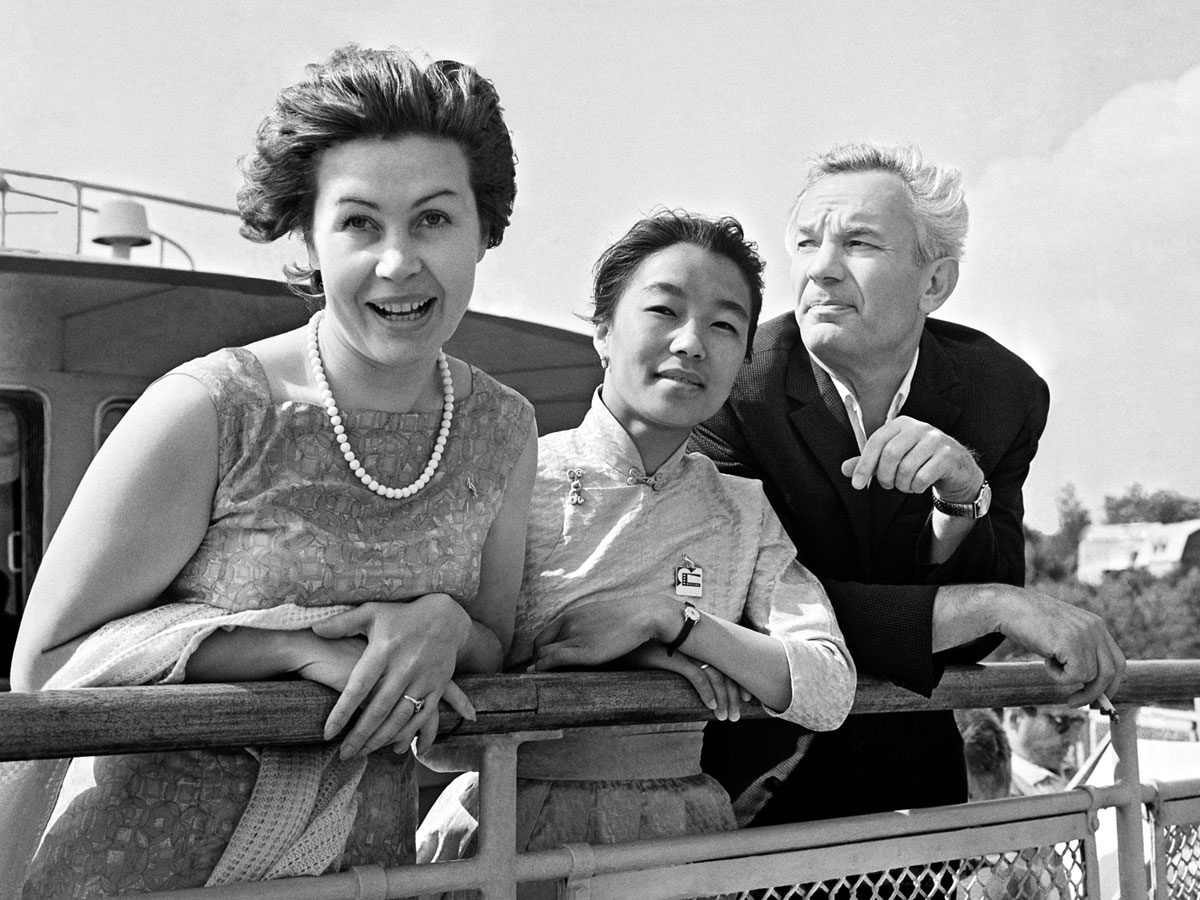 Инна на речной прогулке с режиссером Переверзевым и монгольской актрисой Д. Санжаажав (1963 г.)