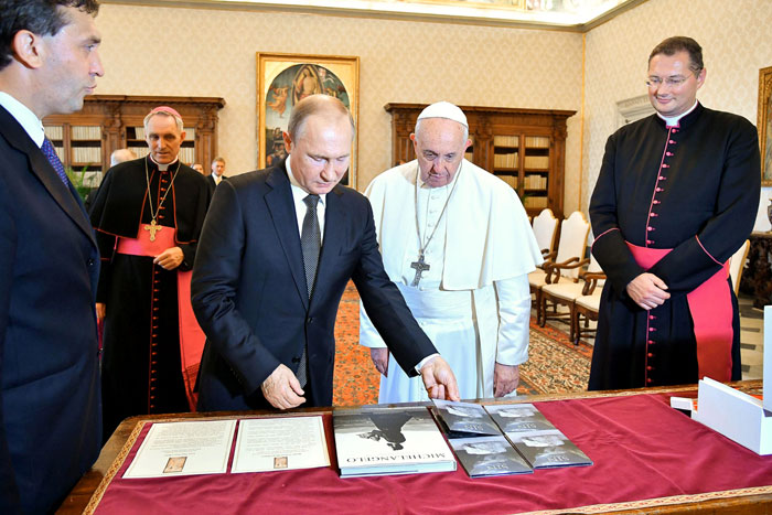 Президент России Владимир Путин подарил Папе Римскому Франциску копию фильма «Грех»