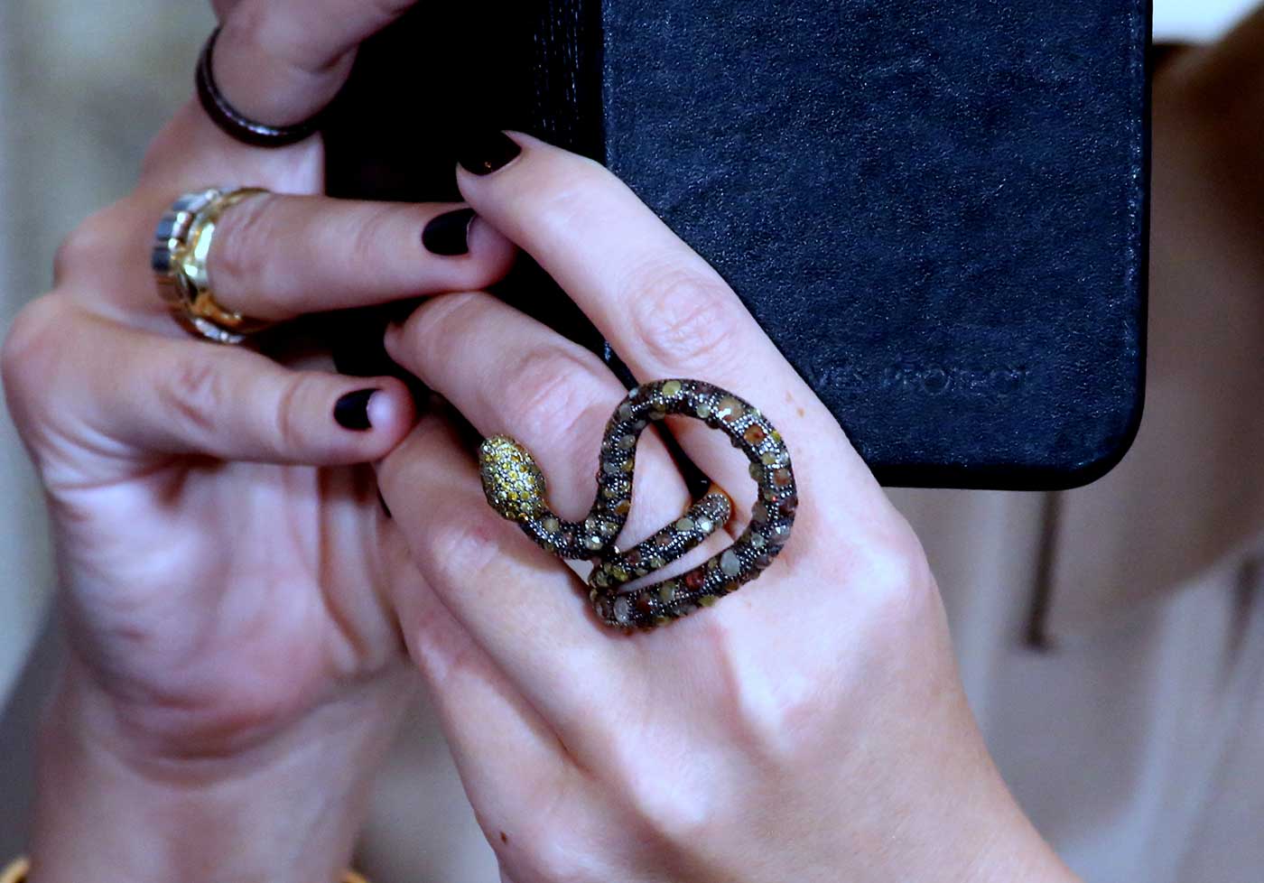 Кольцо змеи на пальце Ксении Собчак