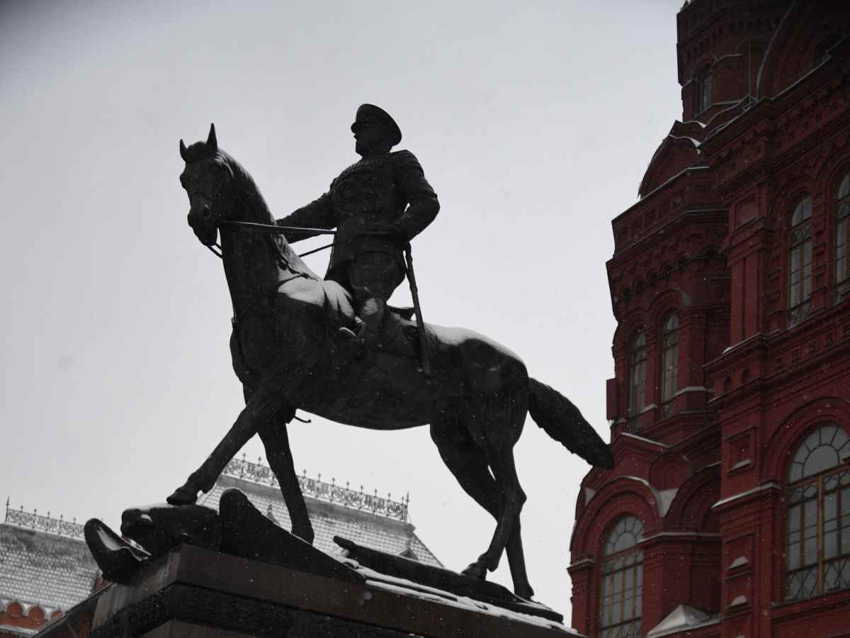 Памятник Георгию Жукову на Красной площади тайно подменили