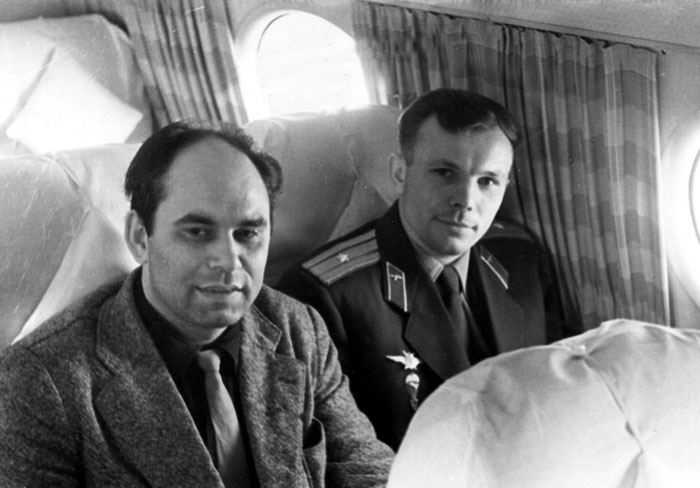 С Юрием Гагариным в самолете на пути из Куйбышева в Москву, 14 апреля 1961 года.