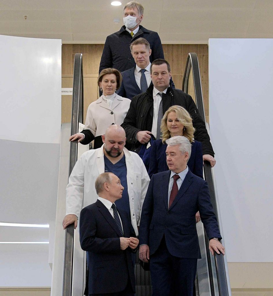 Дмитрий Песков единственный, кто был в маске