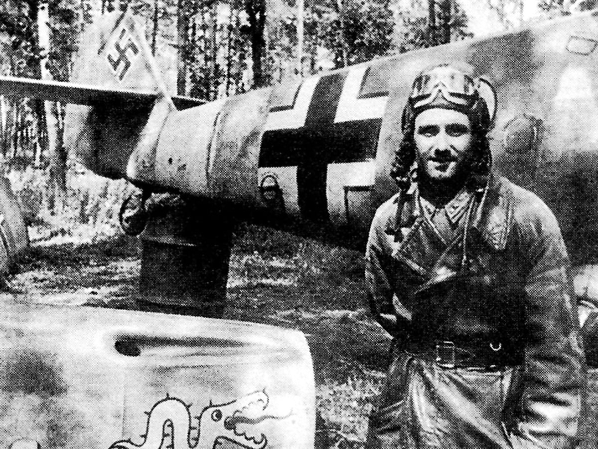 Лейтенант Каменщиков у сбитого им истребителя «Ме-109»