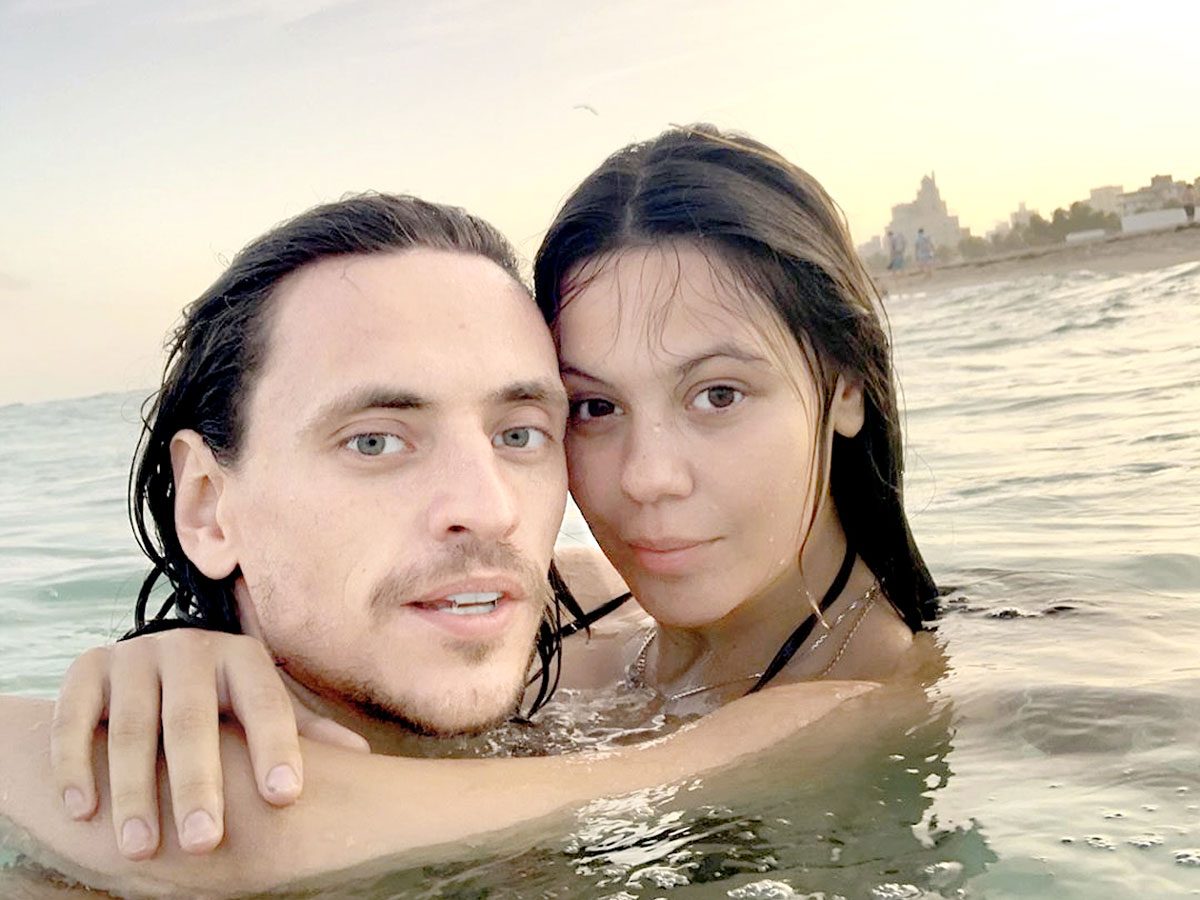 Влюбленная пара в Майами: в воде их особенно тянет друг к другу