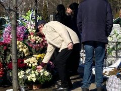 Родители и дочь Юлии Началовой навестили ее могилу. Фото: Руслан Вороной