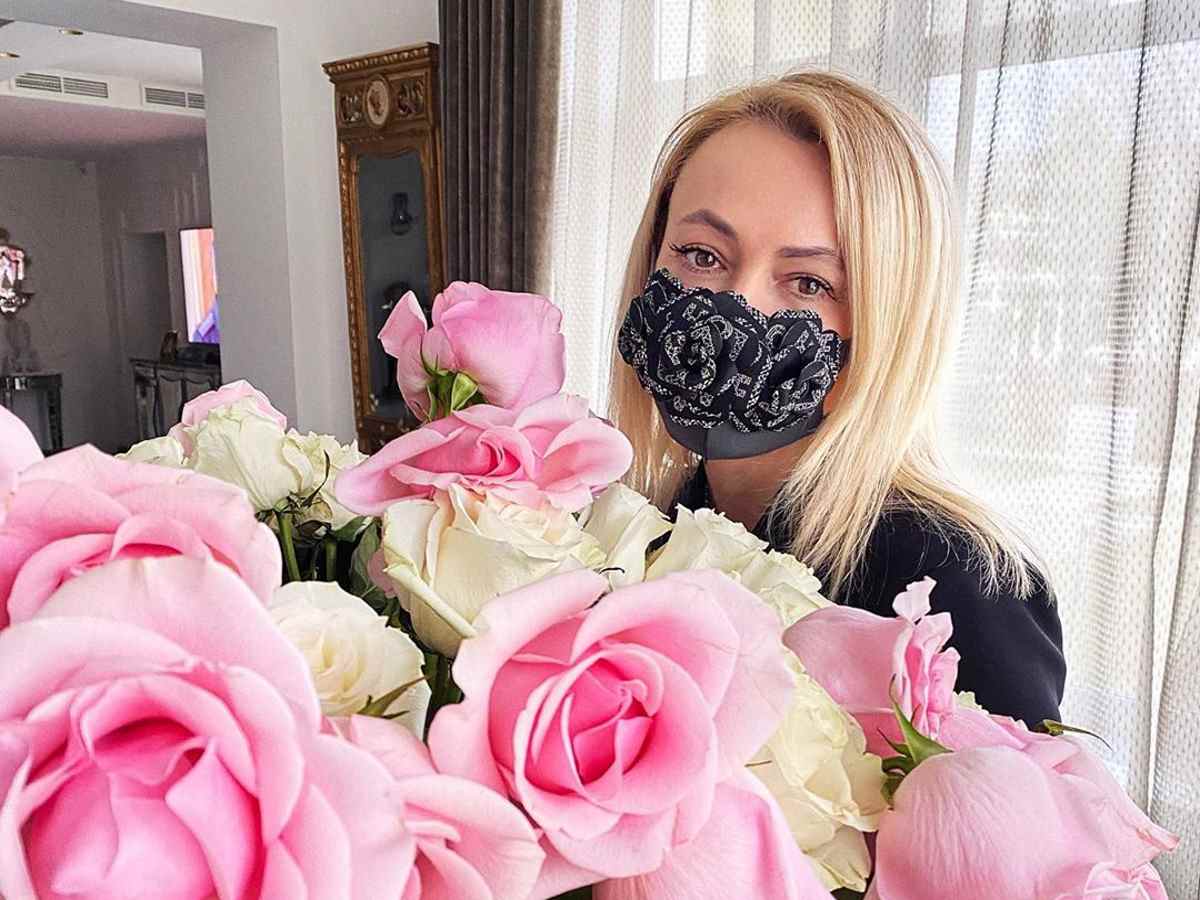 Яна Рудковская поскандалила в Сети из-за масок с цветочками