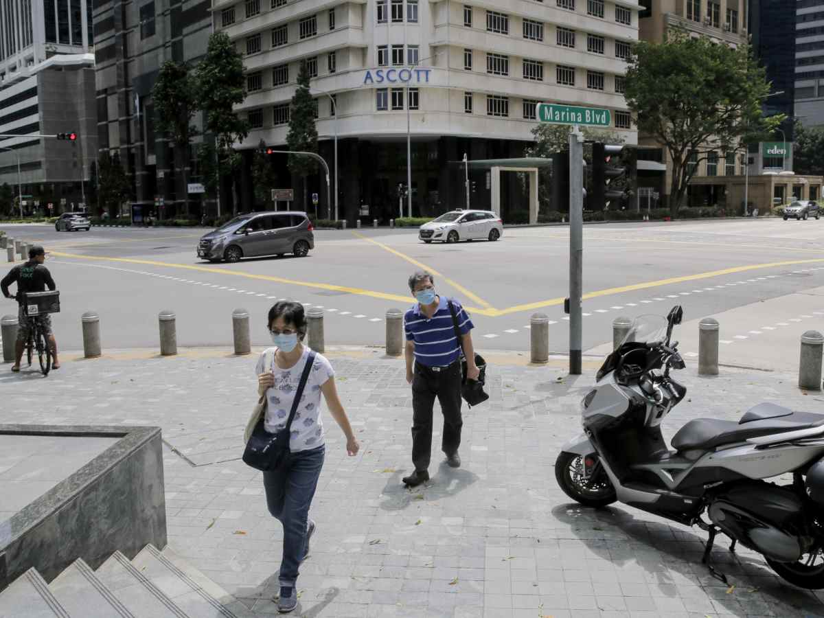 В Сингапуре будут сажать в тюрьму за нахождение людей близко друг к другу