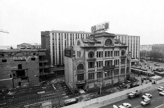 В 1979 году конторский дом книгоиздателя Сытина, где находилась редакция газеты «Труд», загораживал недавно построенное здание «Известий», и его передвинули почти на 30 м в сторону Настасьинского переулка