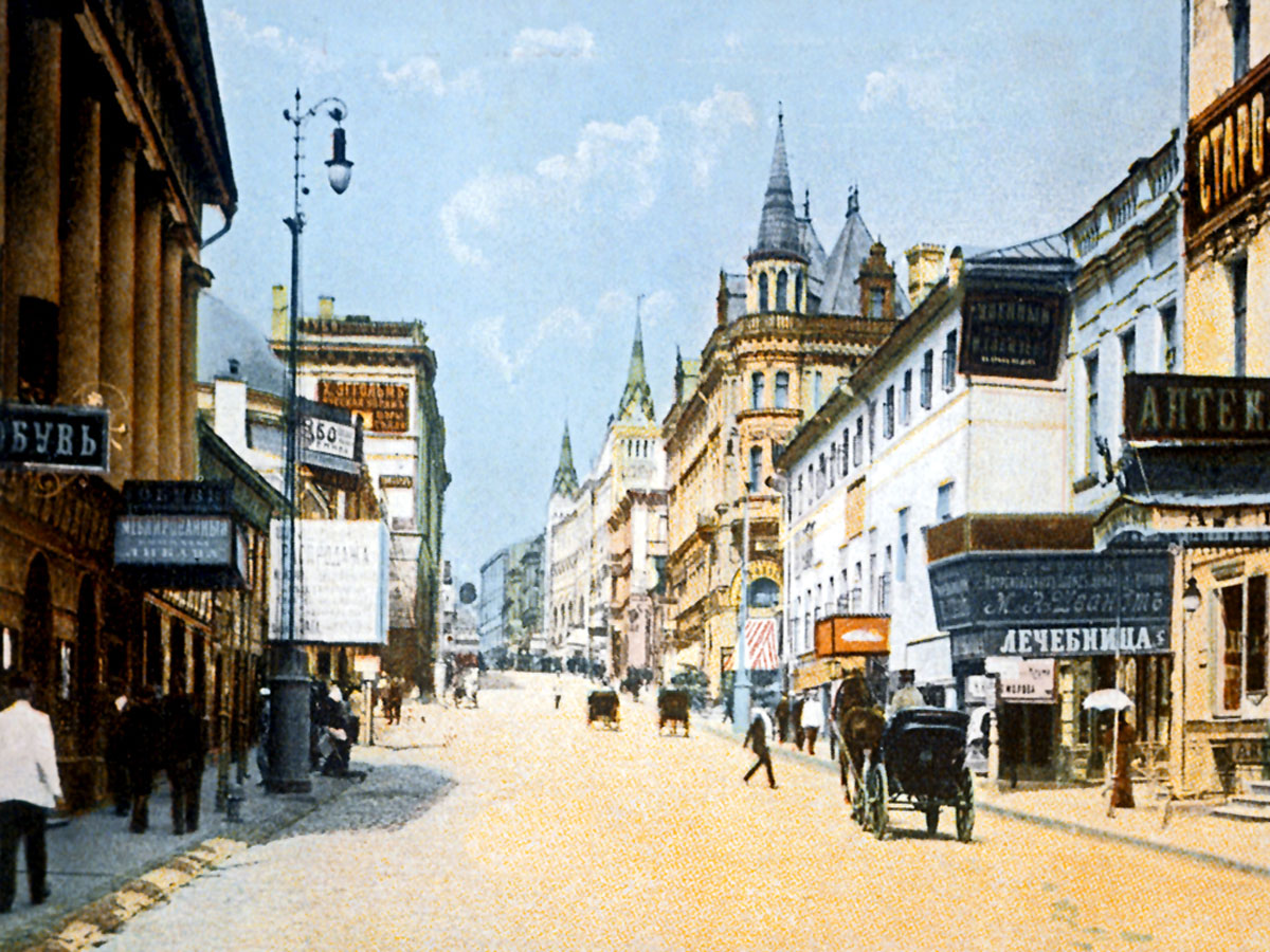 В XIX веке Тверская улица была узкой, с низкоэтажной застройкой