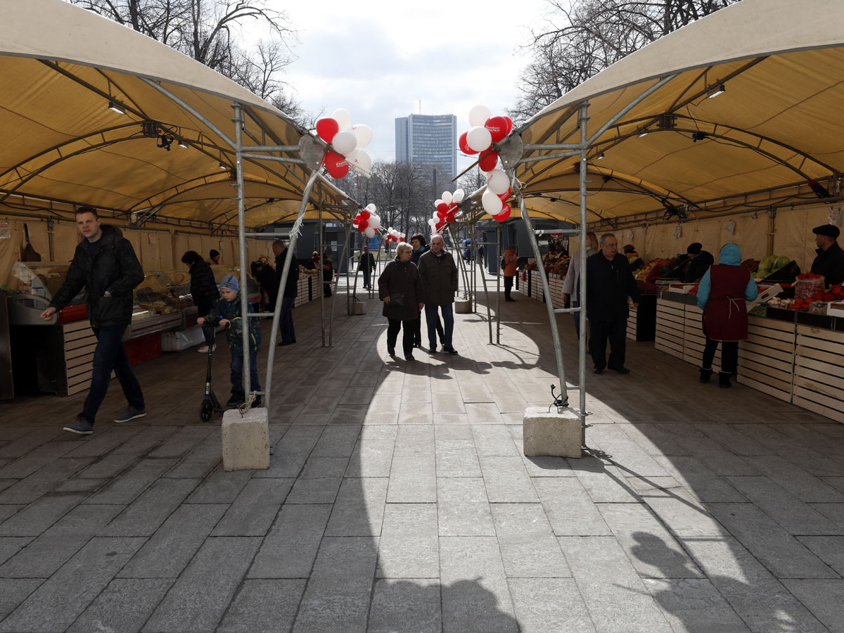 Парки в Москве закрыли, а ярмарки оставили