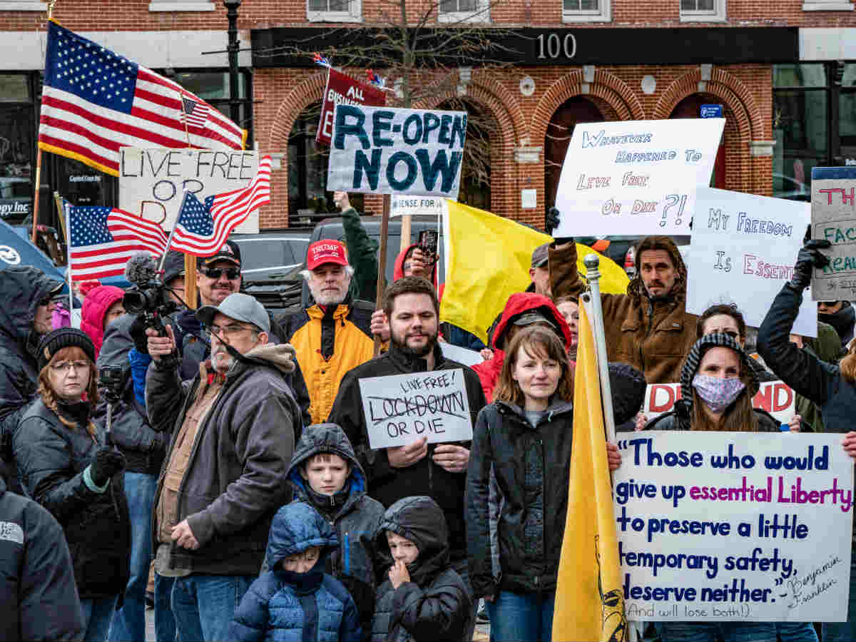 В Вашингтоне на митинг против коронавируса вышли более 2 тысяч американцев