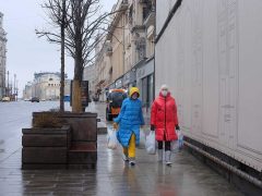 Большинство москвичей используют выход за покупками, как редкую возможность прогуляться. Ощущение, что город поставлен на паузу.