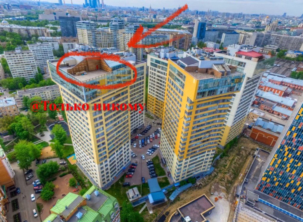 Вот в этом доме живут Тимати и Решетова 