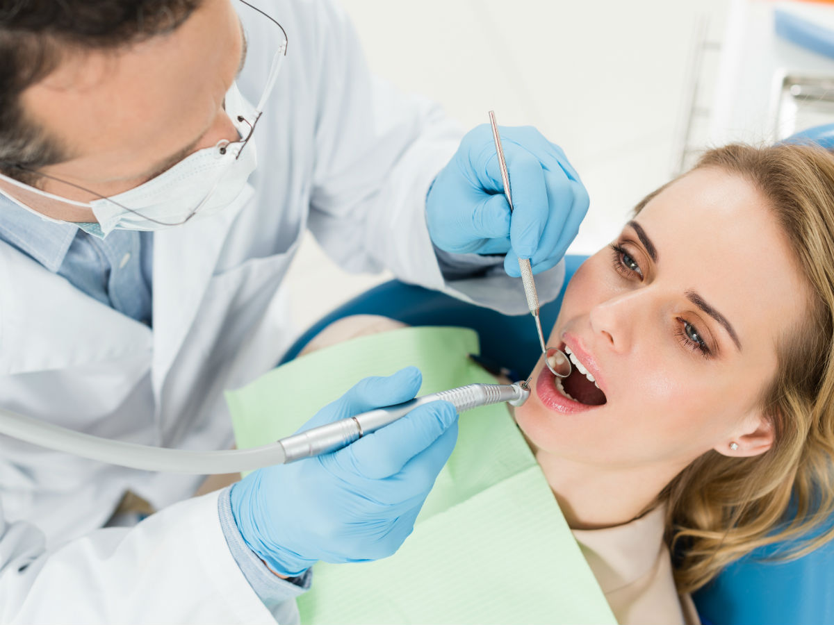 4 неочевидных признака того, что пора записаться на прием к стоматологу