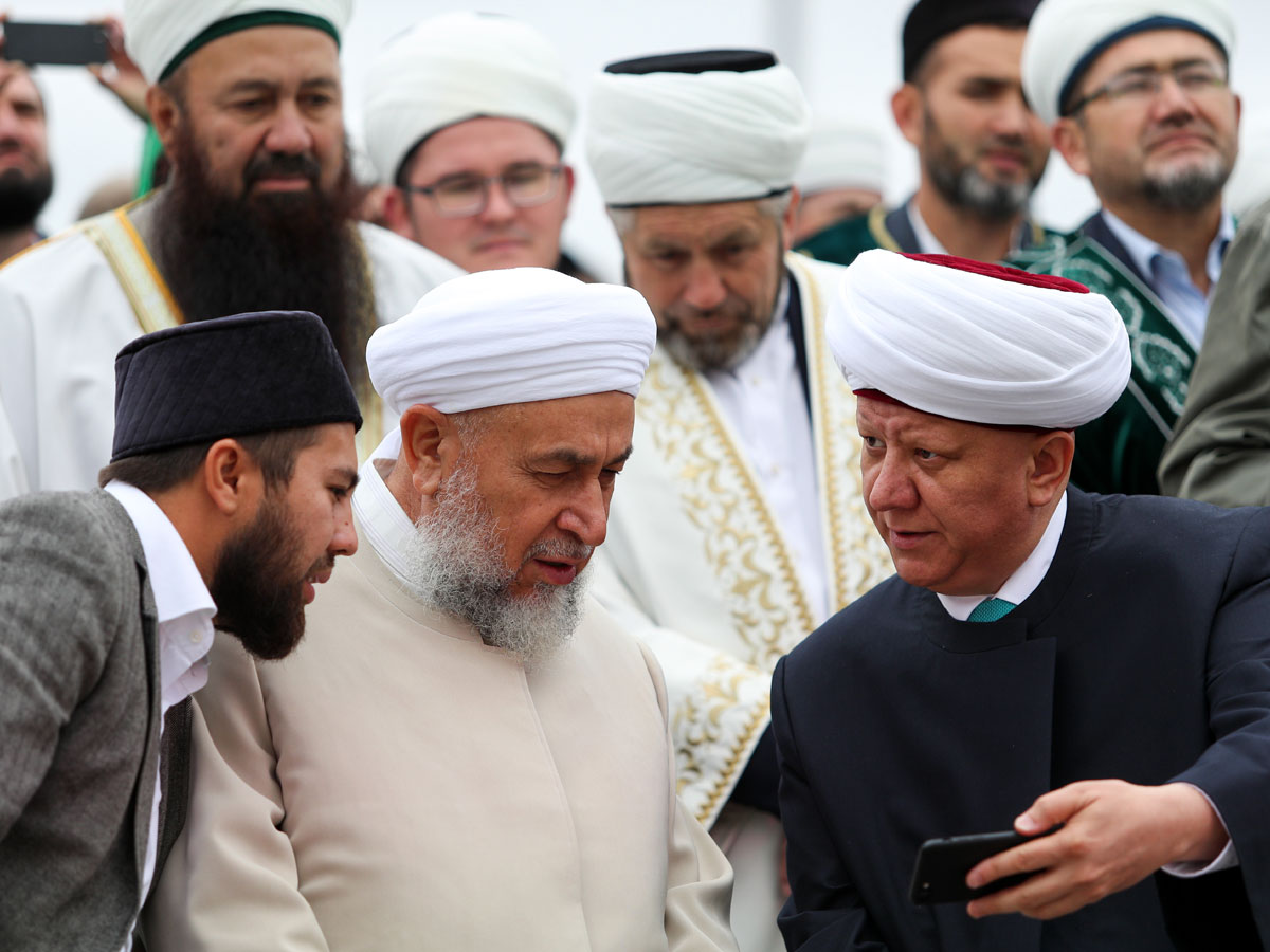 Альбир Крганов (справа)