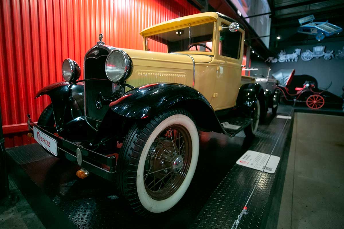 Видеоэкскурсия по автомузею “Моторы Октября”