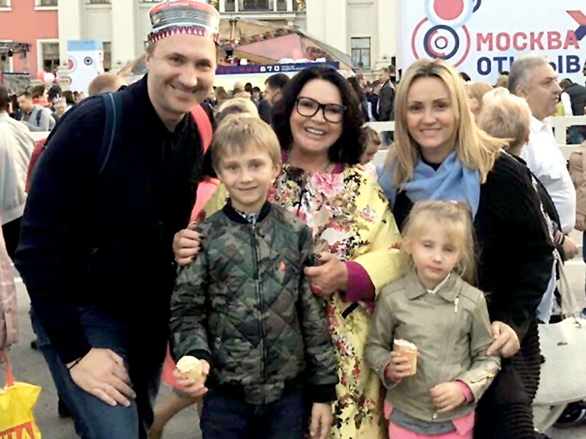 Надежда Бабкина с Данилой, его женой Татьяной и внуками Георгием и Верой