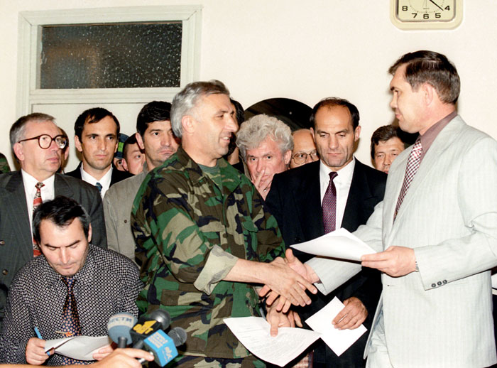 Печальный путь генерала Александра Лебедя (крайний справа): от героя Приднестровья - до подписания позорного Хасавюртовского соглашения 1996 года с Асланом Масхадовым