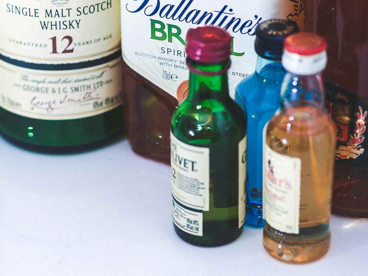 Маленькие бутылочки алко. Вильям лоусон 250 мл. Виски в пятерочке. Виски джеймсон/jameson 40% 0. Чекушка виски.