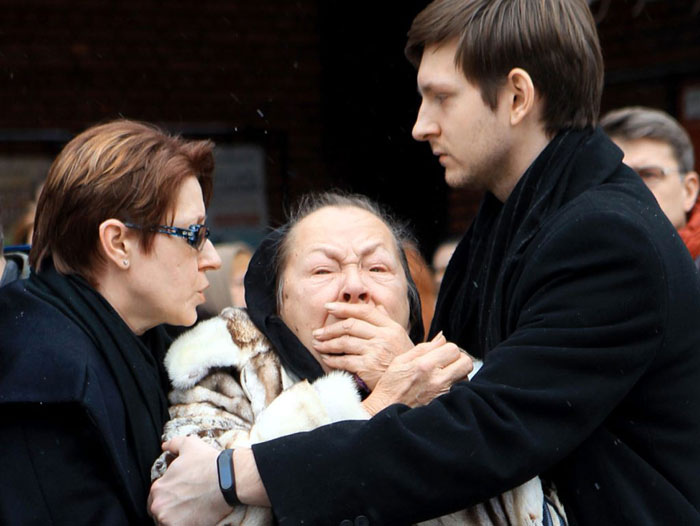 Раиса Рязанова с внуком и невестой на похоронах сына