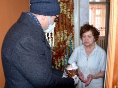 Ковдорские пенсионеры в канун Пасхи получили куличи
