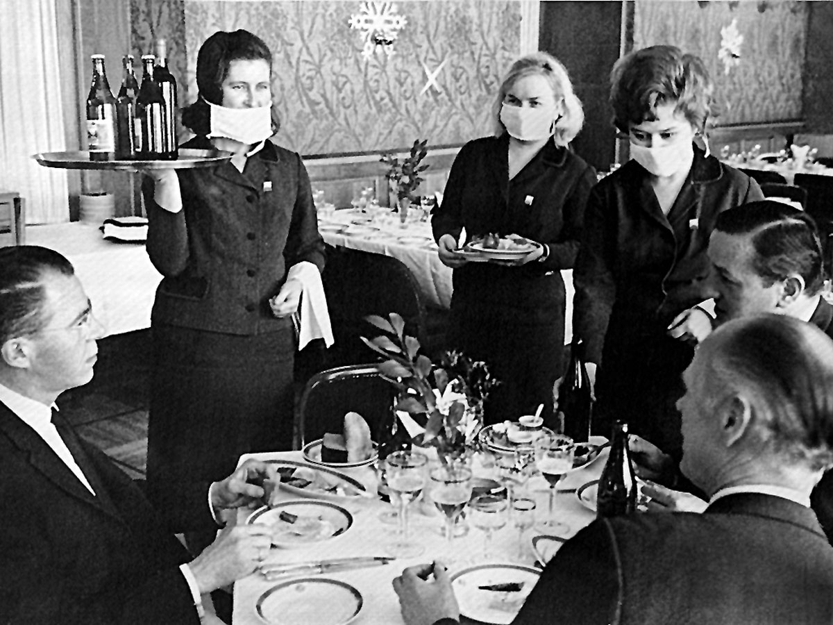 В 1968–1969 годах, во время эпидемии гонконгского гриппа, советские официантки обслуживали интуристов в маске, а те смеялись над коммунистами-перестраховщиками
