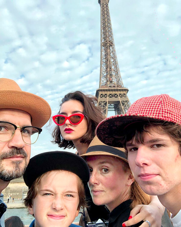 С семьей в Париже
