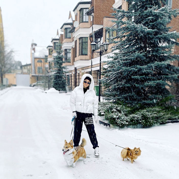 Ирина Дубцова строго выполняет указания властей и на улицу выходит только для того, чтобы погулять с песиками