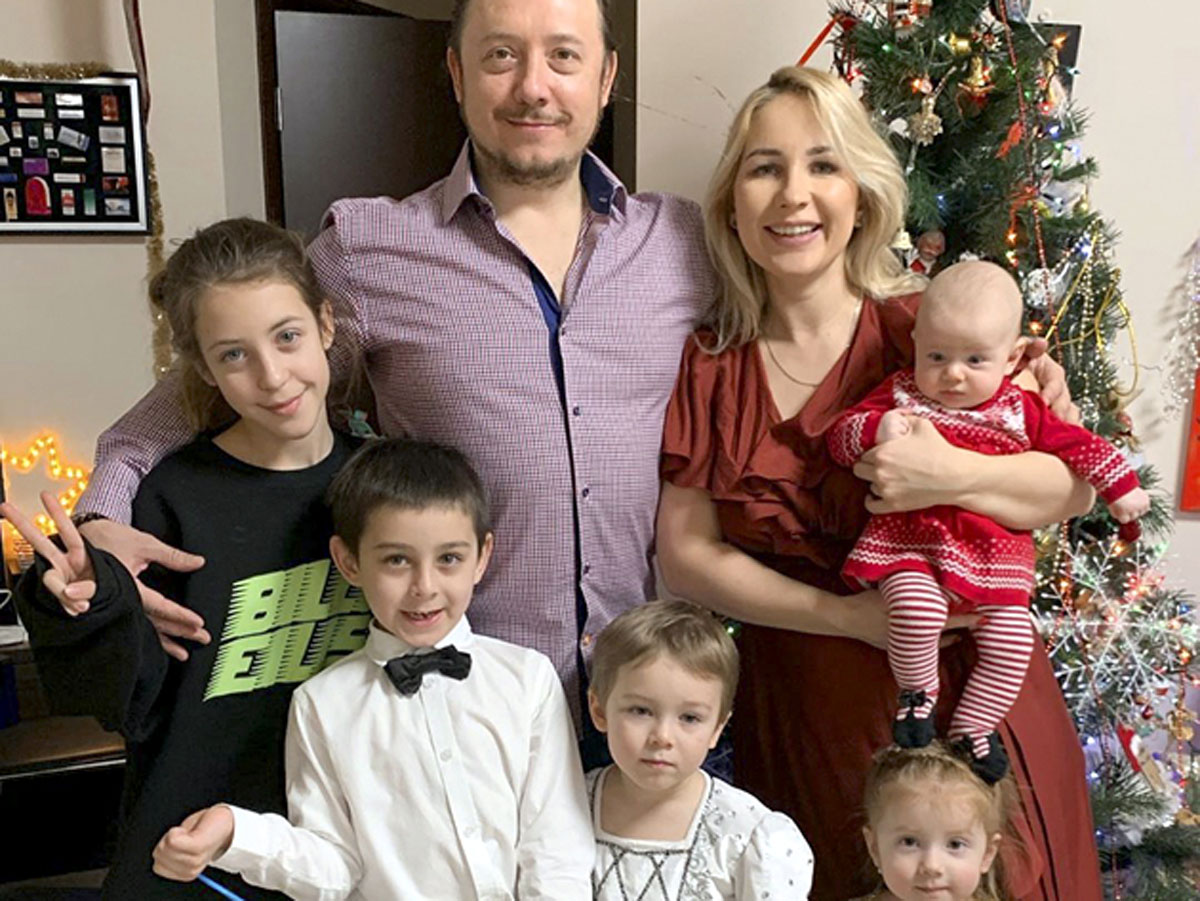 Егор со старшенькой - Полиной, женой Леной и их общими детьми