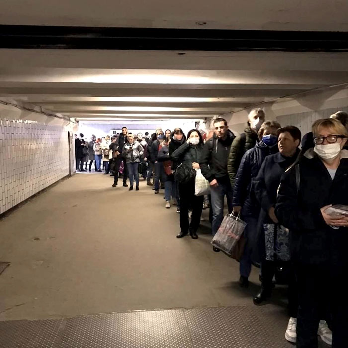 Из-за проверки пропусков в метро образовалась дикая очередь