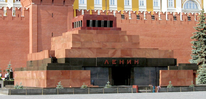 В каменном мавзолее тело Ленина находится с 1930 г.